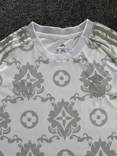 Maillot Real Madrid 2025/26 Officiel Acheter Maillot Real Madrid 2025/26 - Maillot pas cher